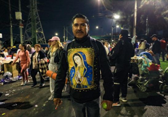 Serie de retratos a los peregrinos, que caminan sobre Calzada Ignacio Zaragoza rumbo a la Basílica de Guadalupe, donde con su andar pagarán las promesas que le realizan a la Virgen de Guadalupe.