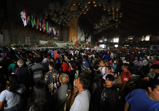 Millones de fieles visitaron la Basílica de Guadalupe, para cantar las mañanitas a la virgen.