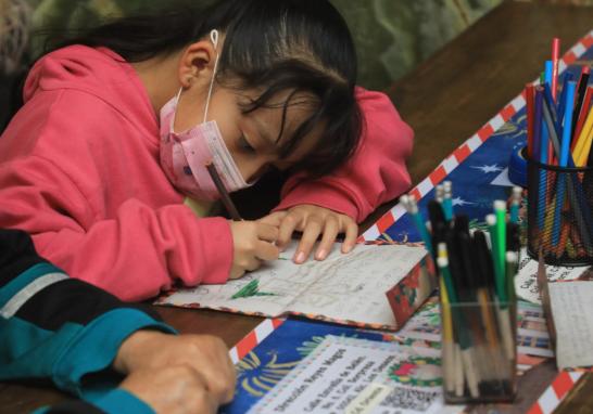 Niños escriben cartas a Santa Claus desde el Palacio Postal de la CDMX