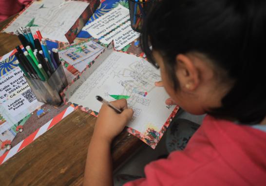 Niños escriben cartas a Santa Claus desde el Palacio Postal de la CDMX