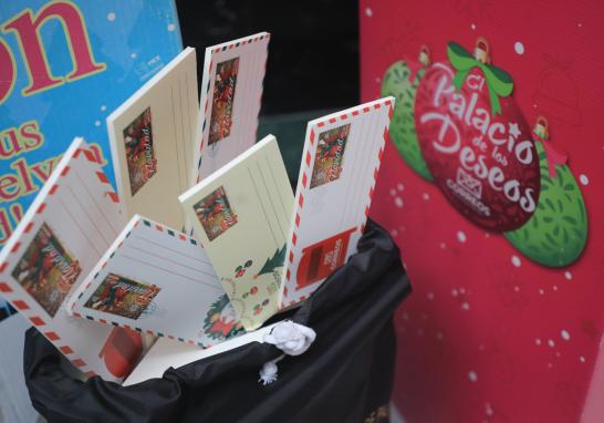 Niños escriben cartas a Santa Claus desde el Palacio Postal de la CDMX