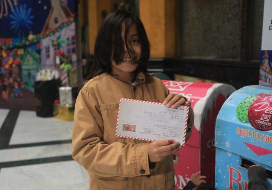 Niños escriben cartas a Santa Claus desde el Palacio Postal de la CDMX