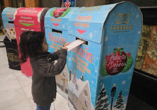 Niños escriben cartas a Santa Claus desde el Palacio Postal de la CDMX