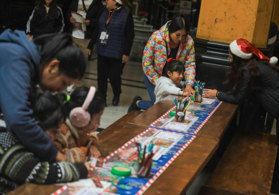 Niños escriben cartas a Santa Claus desde el Palacio Postal de la CDMX