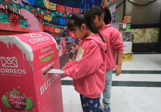 Niños escriben cartas a Santa Claus desde el Palacio Postal de la CDMX