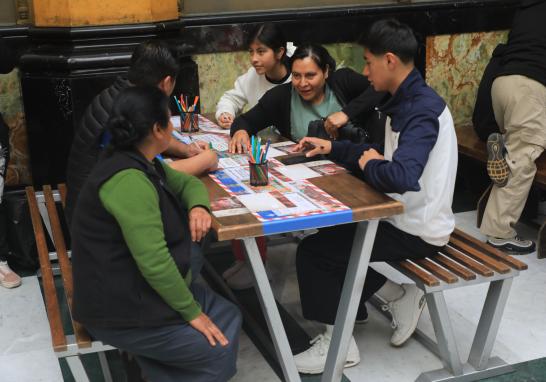 Niños escriben cartas a Santa Claus desde el Palacio Postal de la CDMX