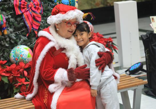 Niños escriben cartas a Santa Claus desde el Palacio Postal de la CDMX