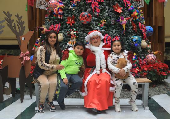 Niños escriben cartas a Santa Claus desde el Palacio Postal de la CDMX