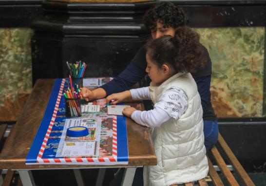 Niños escriben cartas a Santa Claus desde el Palacio Postal de la CDMX