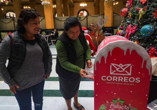 Niños escriben cartas a Santa Claus desde el Palacio Postal de la CDMX