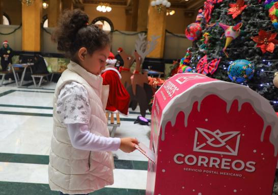 Niños escriben cartas a Santa Claus desde el Palacio Postal de la CDMX