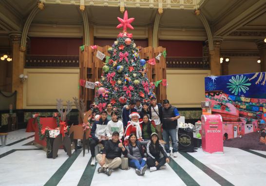 Niños escriben cartas a Santa Claus desde el Palacio Postal de la CDMX