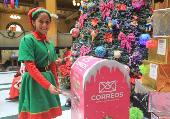 Niños escriben cartas a Santa Claus desde el Palacio Postal de la CDMX