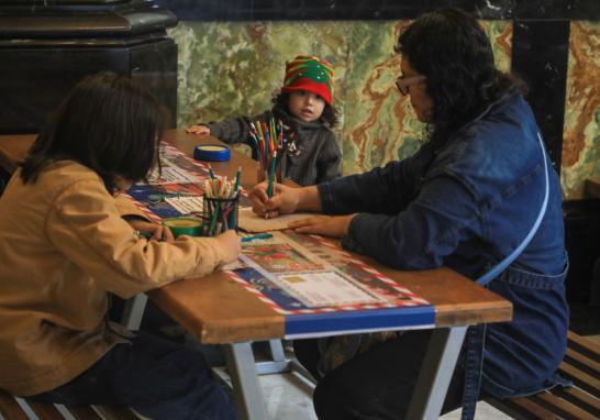 Niños escriben cartas a Santa Claus desde el Palacio Postal de la CDMX