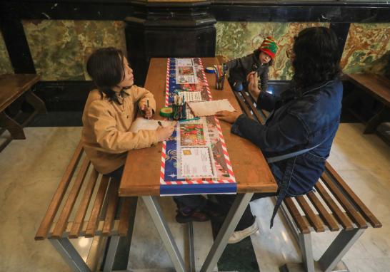 Niños escriben cartas a Santa Claus desde el Palacio Postal de la CDMX