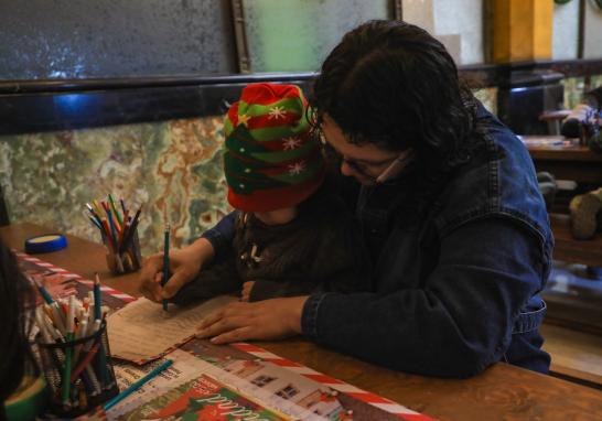 Niños escriben cartas a Santa Claus desde el Palacio Postal de la CDMX