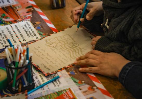 Niños escriben cartas a Santa Claus desde el Palacio Postal de la CDMX