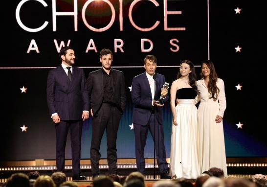 El director Sean Baker acepta el premio a la Mejor Película por "Anora" durante la 30 edición de los Critics Choice Awards.