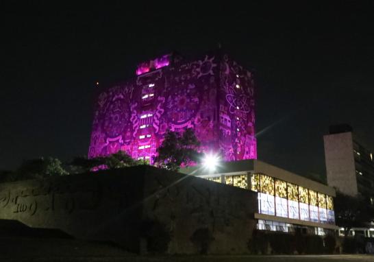 Debido al próximo 8 de marzo, la UNAM iluminó de morado las fachadas de algunos de sus edificios.