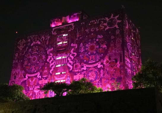 Debido al próximo 8 de marzo, la UNAM iluminó de morado las fachadas de algunos de sus edificios.