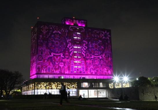 Debido al próximo 8 de marzo, la UNAM iluminó de morado las fachadas de algunos de sus edificios.