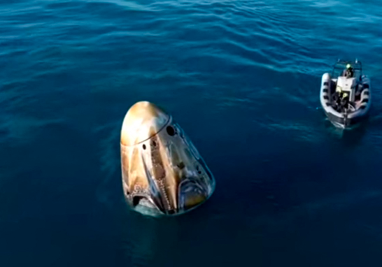 Suni Williams y Butch Wilmore realizaron este viaje de regreso a bordo de la nave espacial Crew Dragon de SpaceX, que atravesó la atmósfera antes de desplegar los paracaídas para un suave amerizaje a las 17:57 locales.