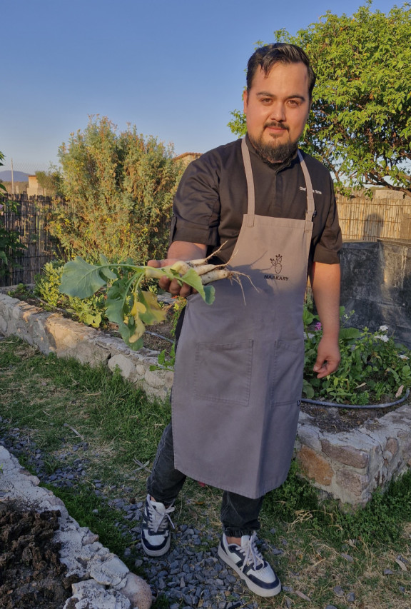 Chef Alexis Torres en el huerto.