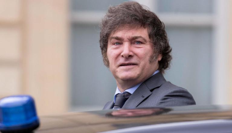 El presidente argentino, Javier Milei, destituyó a su canciller, Diana Mondino, y la reemplazó por el embajador en Washington, luego de que Argentina votara este miércoles en la ONU en contra del embargo a Cuba impuesto hace décadas por Estados Unidos, informó el portavoz de presidencia.