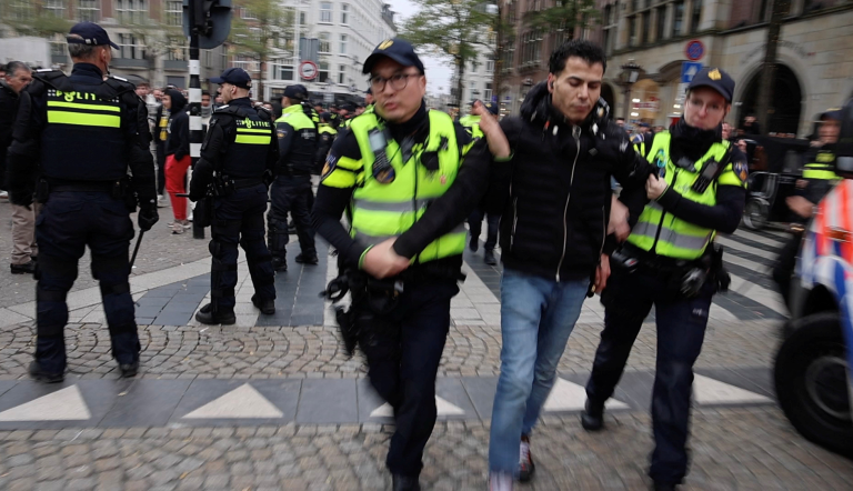 La policía detiene a una persona mientras los partidarios israelíes del Maccabi Tel Aviv se manifiestan en Ámsterdam, Países Bajos.