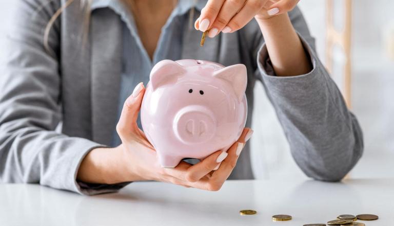 Las administradoras de pensiones te cobran una comisión por cuidar e invertir tu ahorro para el retiro, de esta forma recibes rendimientos por las operaciones que ellas realizan.