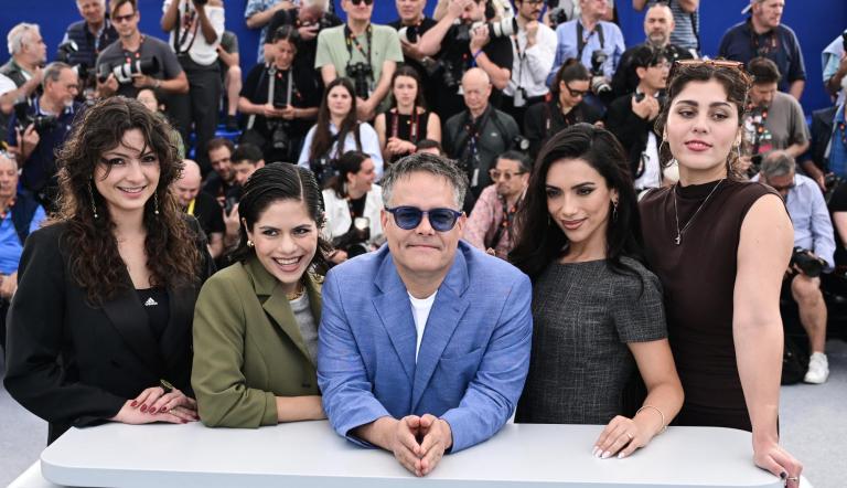 Actrices y director de la película.