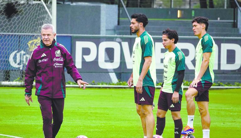 Javier Aguirre, Raúl Jiménez y Diego Lainez, durante el entrenamiento de la Selección Mexicana de Futbol en el Centro de Alto Rendimiento.
