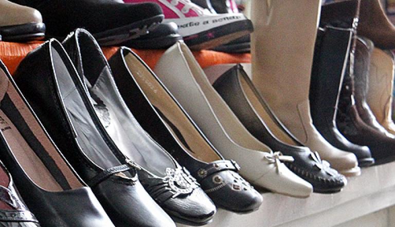 México prohíbe importación temporal de 270 productos de calzado, azúcar y alcohol