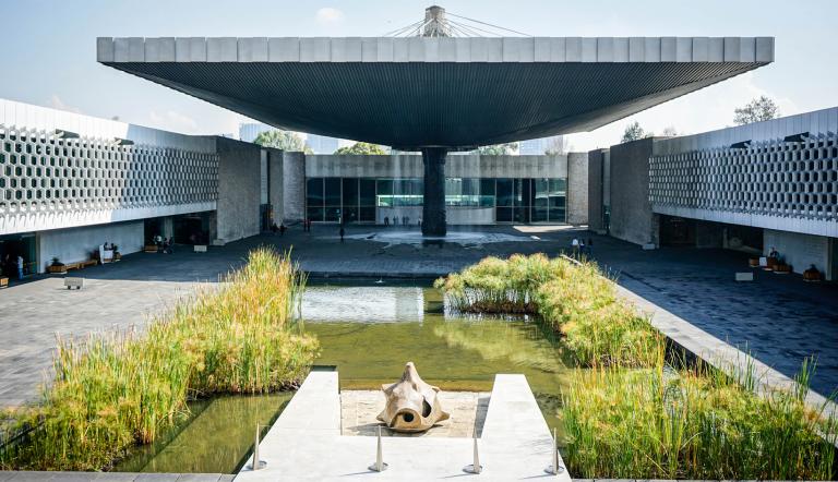 El Museo Nacional de Antropología alberga la colección arqueológica más importantes del país. Además este museo tiene un diseño y planeación única en la historia de la arquitectura moderna en México.