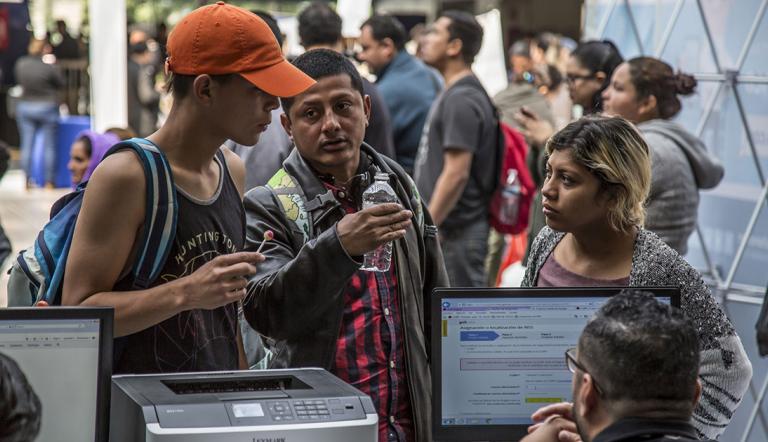 90227154. Tijuana, 27 Feb 2019 (Notimex-Eduardo Jaramillo).- La Dirección de Atención al migrante realizó la Segunda Feria del Empleo a Migrantes en el patio central de Palacio Municipal de Tijuana, donde 20 empresas ofrecieron alrededor de 800 vacantes a nacionales y extranjeros.NOTIMEX/FOTO/EDUARDO JARAMILLO/STAFF/LAB/