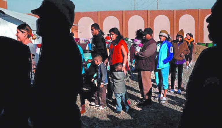 Integrantes de una caravana centroamericana en la frontera de México con EU en imagen de archivo. Foto: Reuters