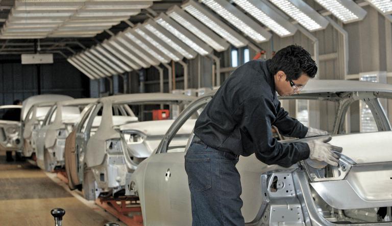 An employee works on the assembly line at the Volkswagen (VW) automobile manufacturing factory in Puebla August 12, 2010. Puebla, which will manufacture over half a million vehicles every year, is VW's largest factory in the Americas and one of the largest worldwide. REUTERS/Imelda Medina (MEXICO - Tags: TRANSPORT BUSINESS)