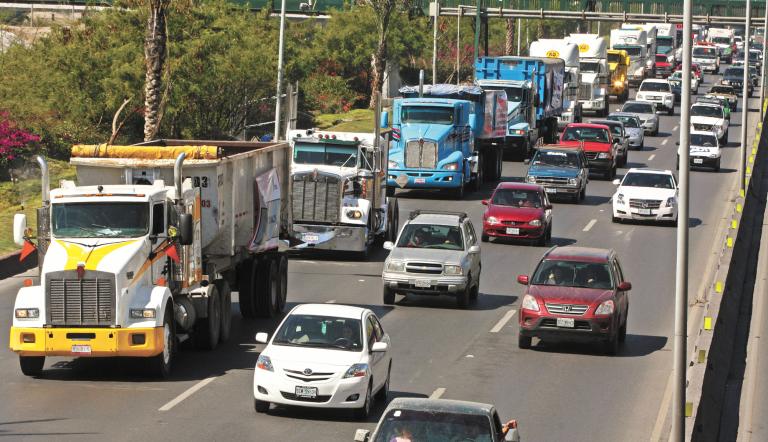MONTERREY, NUEVO LEiN, 24FEBRERO2009.-Con un contingente de mas de 300 camiones diesel, se realiz— la caravana que transportistas realizaron hoy en distintas avenidas de la ciudad como parte de la movilizaci—n nacional por la viabilidad del transporte de carga, en demanda por mejoras en la seguridad, precio de diesel y la reducci—n de impuestos.FOTO: PEDRO KRISTIAN LiPEZ/CUARTOSCURO.COM