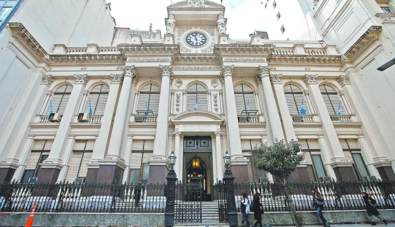La prioridad del equipo económico argentino es sumar la mayor cantidad de divisas posible al BCRA, ante una caída pronunciada en el volumen de las arcas internacionales.