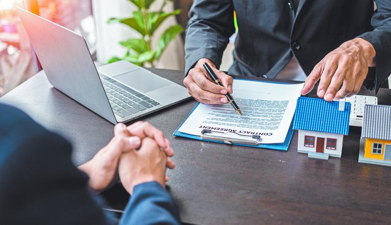 La asesoría correcta puede generar beneficios para el inversionista inmobiliario. Foto: Shutterstock.