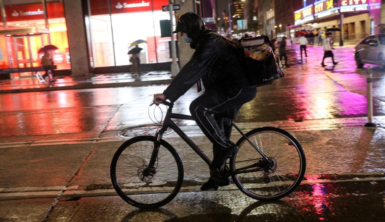 Nueva York establece un salario mínimo para repartidores de comidas. Foto: Reuters