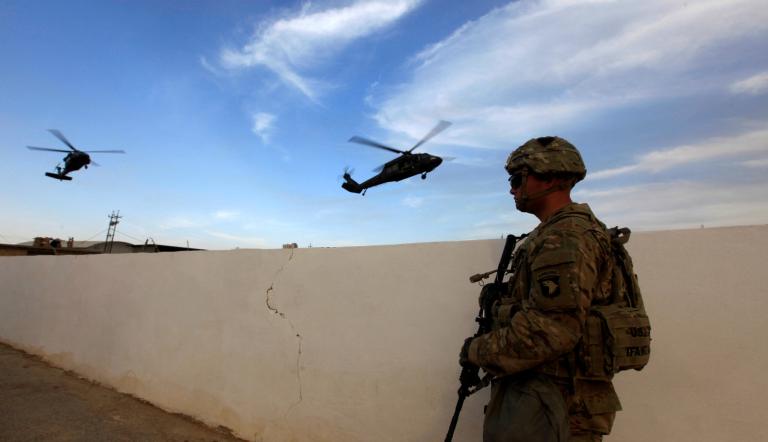 Imagen de archivo soldado del ejército de los EU permanece con su arma en una base militar en la zona de Makhmour en 2016. Foto: Reuters