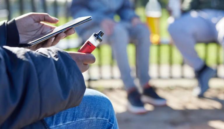 La variedad de sabores de los vaporizadores es preocupante, sobre todo para los adolescentes. Foto: Shutterstock.