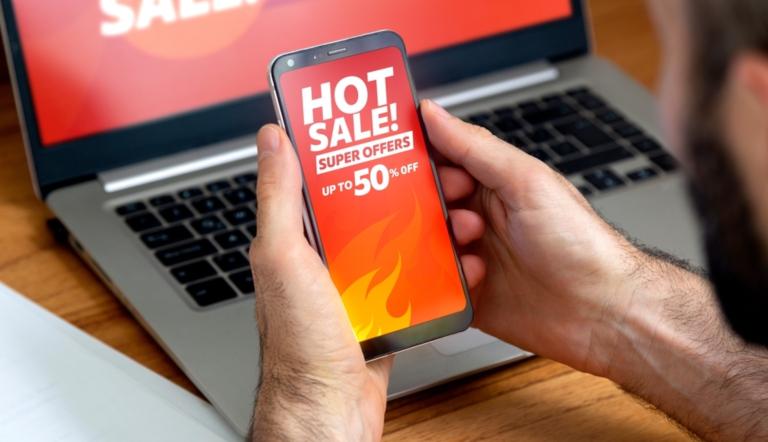 Seis de cada 10 mexicanos consideran comprar algo esta temporada de ofertas. Shutterstock.