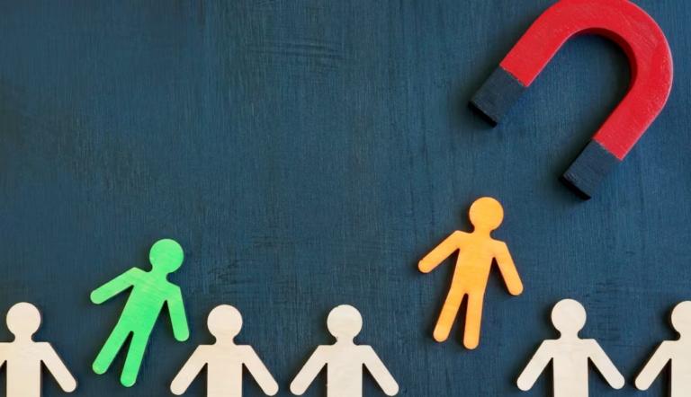 Contratar empleados jóvenes de otros países aumenta la variedad de habilidades y fomenta un ambiente de trabajo inclusivo. Foto: Shutterstock.