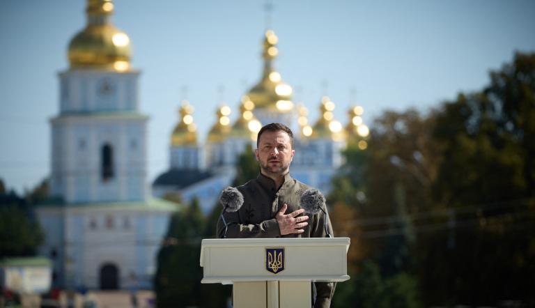 Presidente de Ucrania, Volodymyr Zelensky, hablando durante la ceremonia del 33 aniversario del Día de la Independencia de Ucrania, en la Plaza de Santa Sofía. Foto: AFP