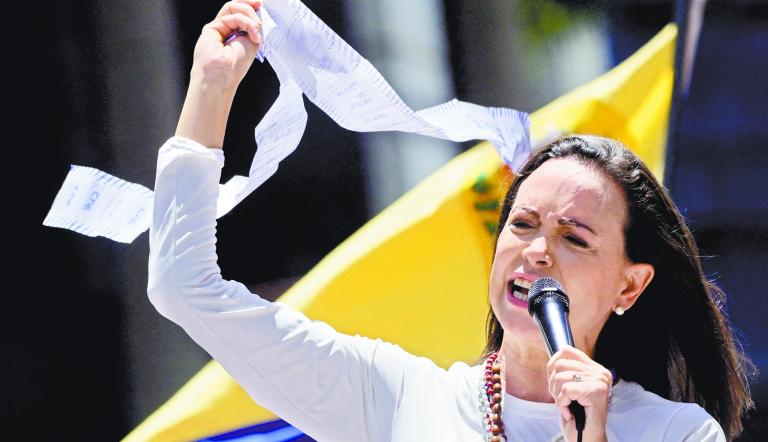 María Corina Machado, líder de la oposición venezolana enseñaba las actas de votación durante una protesta en contra de Maduro el pasado 28 de agosto. Foto: Reuters