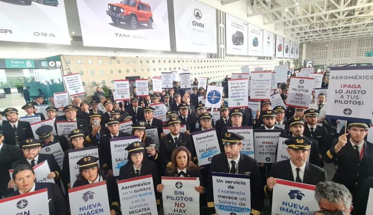 Trabajadores de Aeroméxico manifestándose en la Terminal 2 del AICM. Foto: Especial