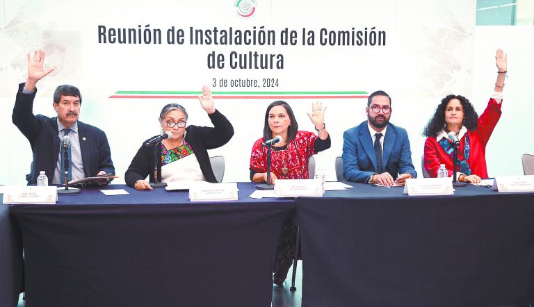Este jueves quedó instalada la Comisión de Cultura en el Senado de la República. En la imagen, Javier Corral, María Martina Kantún, Beatriz Mojica, Diego Armando Guerrero y Susana Harp.