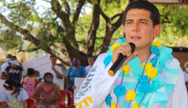 Alejandro Arcos, alcalde de Chilpancingo, capital del estado de Guerrero, quien llevaba menos de una semana en el cargo, fue asesinado. Este hecho ocurre pocos días después del homicidio del que fuera secretario del Ayuntamiento, Francisco Tapia.
Para más información del tema, visita: https://www.eleconomista.com.mx/politica/asesinan-edil-chilpancingo-20241007-728909.html
Twitter: https://twitter.com/eleconomista
Sitio web: https://www.eleconomista.com.mx/
Facebook: https://www.facebook.com/ElEconomista.mx
#ElEconomista #CapitalHumano #EETV